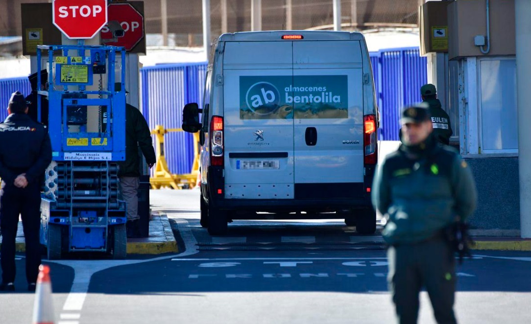  لتخفيف انتقادات المعارضة الإسبانية.. الرباط ومدريد تستعدان لتنظيم عملية تجريبية جديدة لعبور البضائع بباب سبتة 