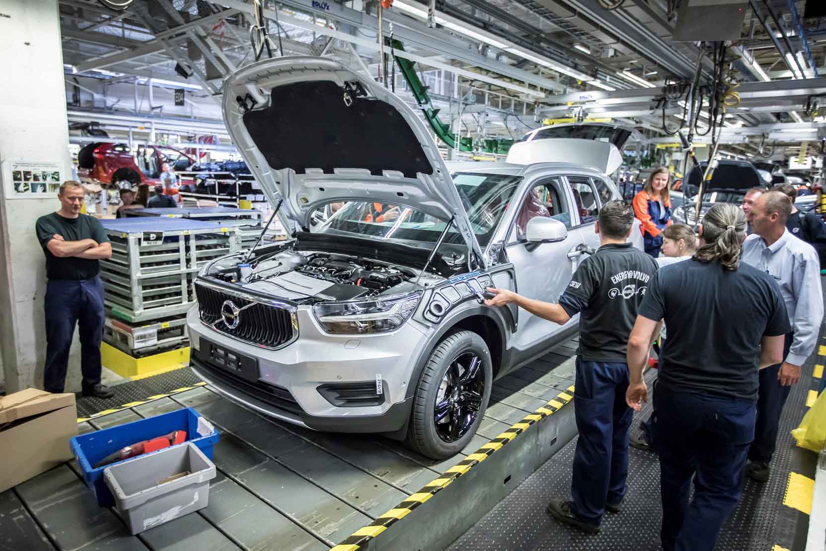 شركة VOLVO تعلن إلغاء 1300 وظيفة إدارية لخفض التكاليف