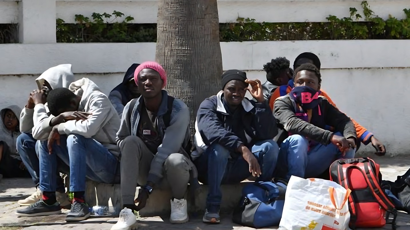 الجوع والعطش على الحدود البرية الجزائرية التونسية يتسبب في مقتل 9 مهاجرين وسط مطالب باتخاذ المغرب نموذجا في تدبير الهجرة غير النظامية واحترام الإنسانية