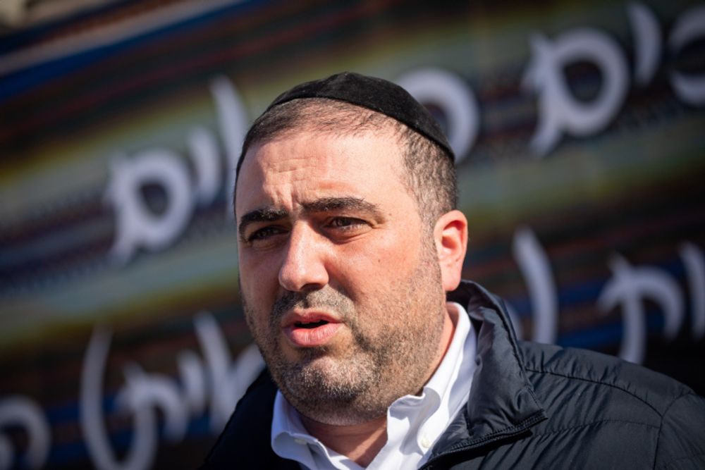 وزير الداخلية والصحة الإسرائيلي يعود لمهامه الأولى كحاخام ويقود صلاة بكنيس في الدار البيضاء من أجل الملك محمد السادس