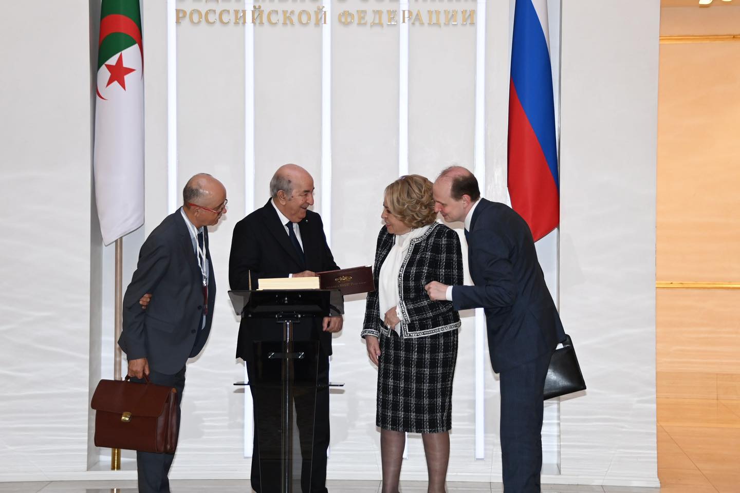  موسكو أعلنت "تطابق مقاربات البلدين في الأجندة الدولية".. تبون يستعد لدعم حرب روسيا على أوكرانيا بعد مساندة كييف للحكم الذاتي المغربي في الصحراء 