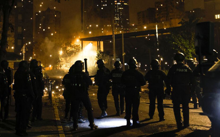  فرنسا تحترق.. خسائر بملايين الأوروهات جراء حرق ونهب وتخريب احتجاجا على مقتل شاب من أصول جزائرية.. والغارديان: فرنسا تستخدم أساليب عدوانية وسلطوية ووحشية 