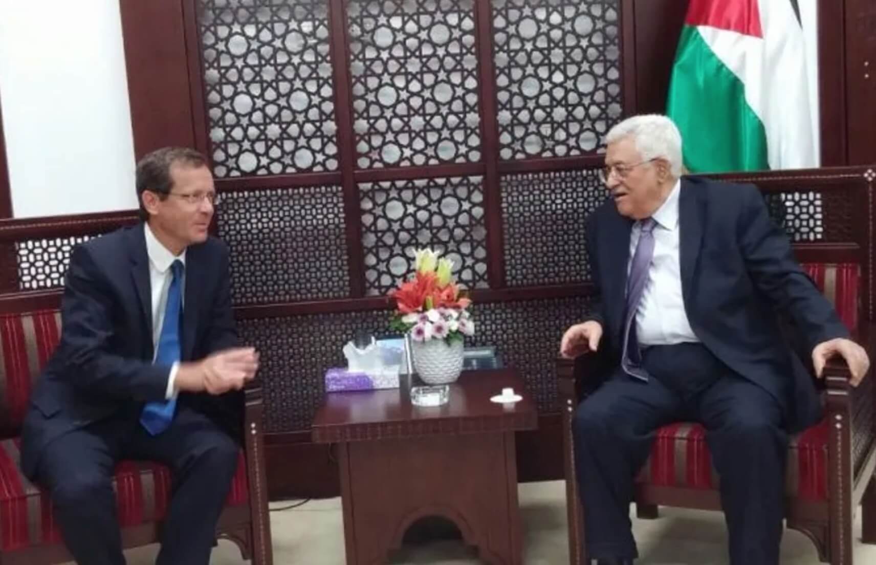 الرئيس الإسرائيلي يهنئ نظيره الفلسطيني بعيد الأضحى ويتباحث معه تصاعد العنف في الضفة الغربية