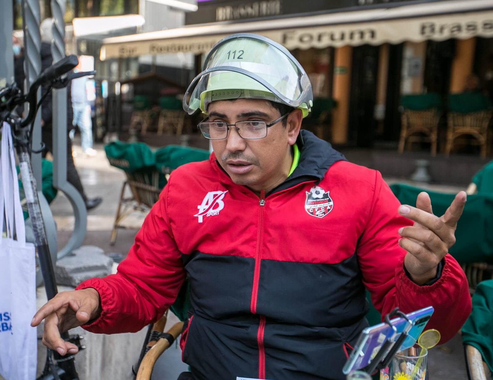 رغم الأزمة الدبلوماسية.. فرنسا تُرحل ناشطا من السترات الصفراء مناوئا لماكرون إلى المغرب بتهمة الراديكالية ومعاداة الجمهورية