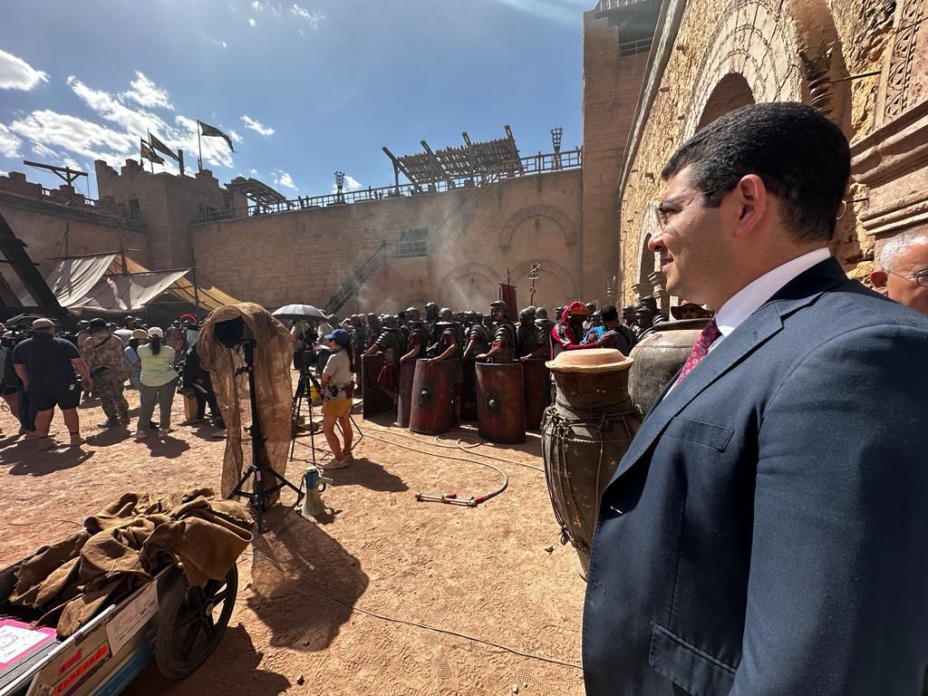  بنسعيد يزور موقع تصوير فيلم "غلادياتور2" ويلتقي بمخرجه ريدلي سكوت بعد "الانفجار" العرضي الذي وقع في موقع التصوير 