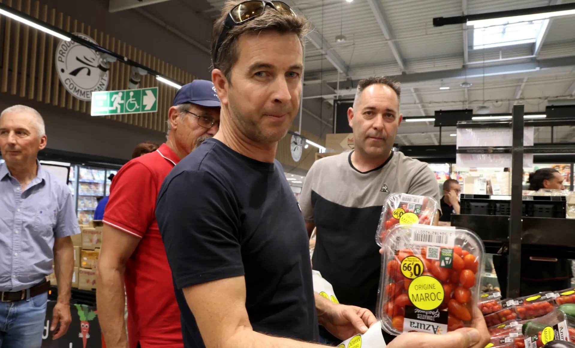 "حرب الطماطم".. المنتجون الفرنسيون يعلّقون لافتات تنبيهية صفراء على الطماطم المغربية المستوردة ويُنددون بالمنافسة "غير العادلة"