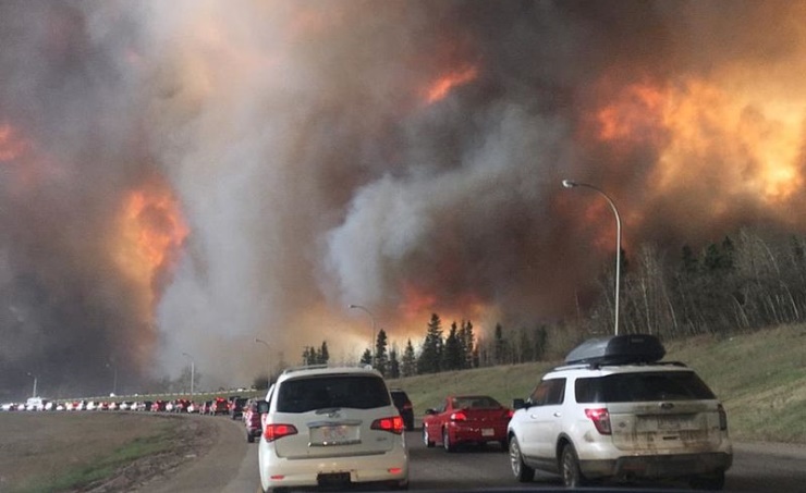 إجلاء الآلاف بعد اشتداد الحرائق مجددا في مناطق بغرب كندا