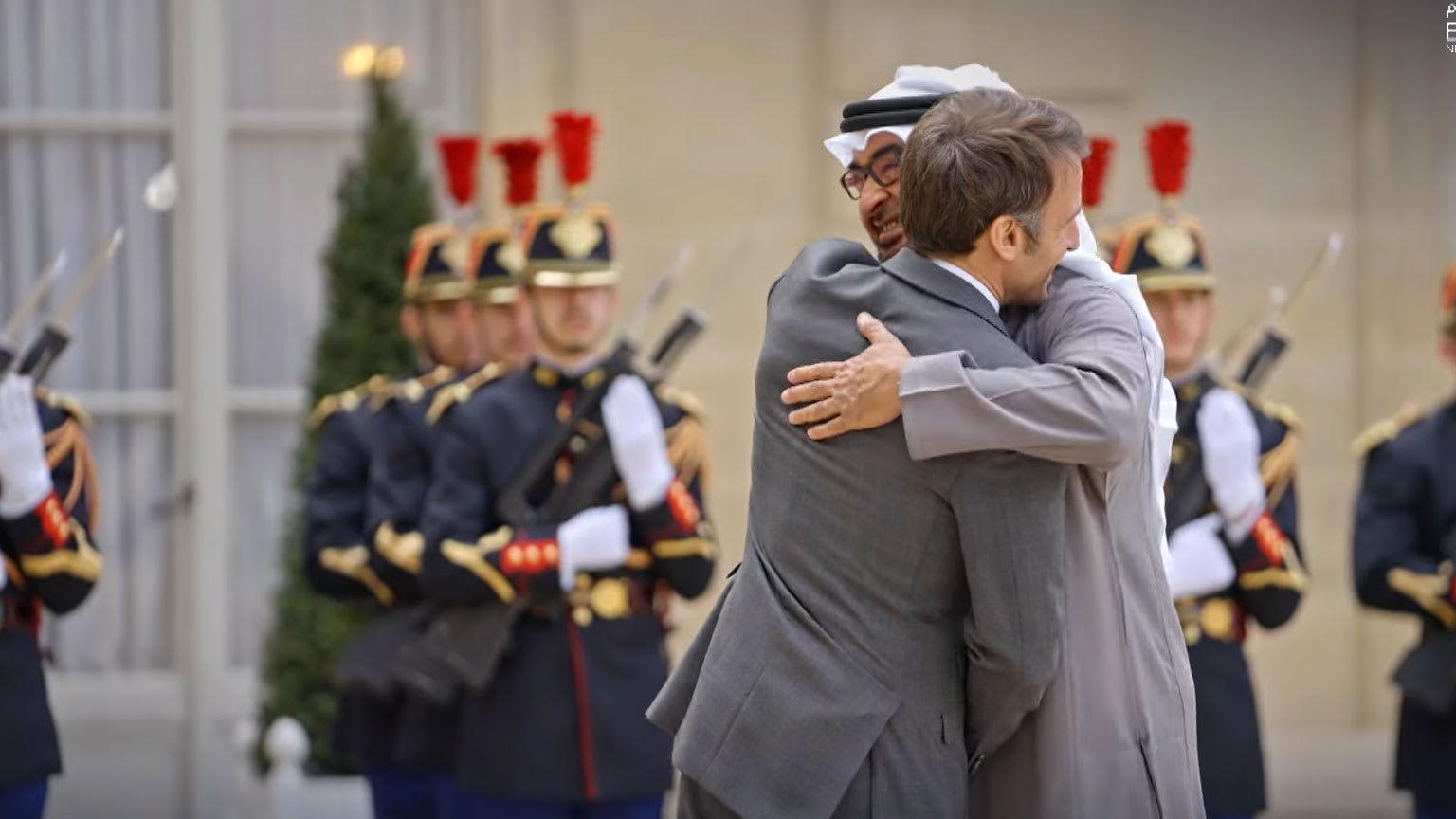  الإمارات تتضامن مع فرنسا.. وتدعو المحتجين إلى "احترام قواعد القانون" 