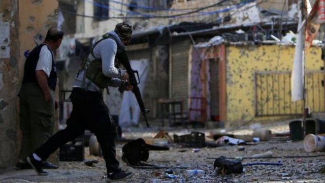 اقتتال فلسطيني - فلسطيني.. ثمانية قتلى في مواجهة بين اللاجئين الفلسطينين في مخيم "عين الحلوة" بلبنان