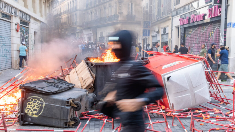 رئيس كتلة يمينية في مجلس الشيوخ الفرنسي: شغب المحتجين "أعادهم إلى أصولهم العرقية".. ومن أحرقوا المنشآت "متوحشين"