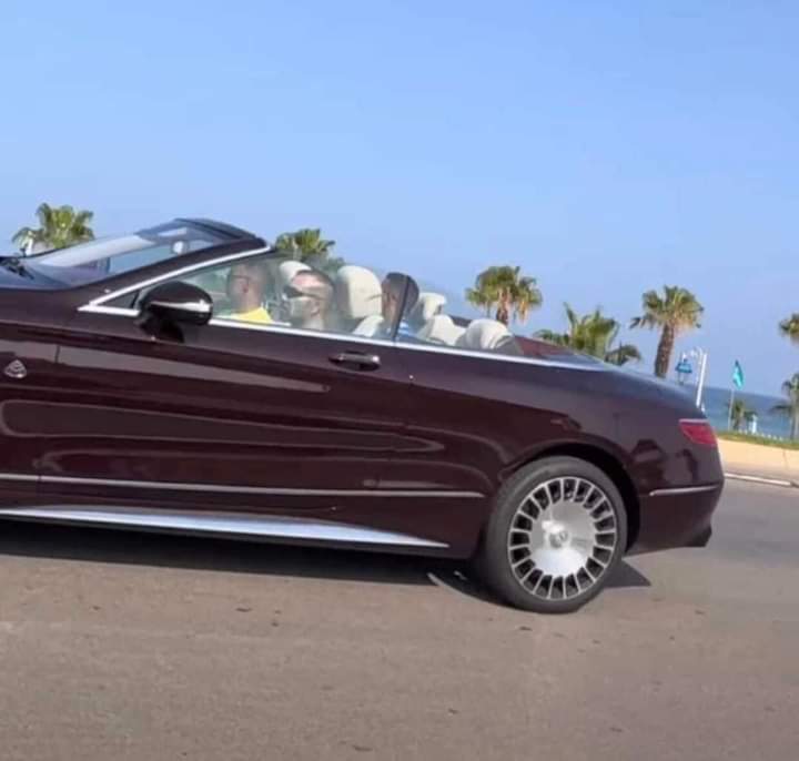 يَقود سيارته الخاصة ويتجول مع ولي العهد الأمير الحسن.. الملك محمد السادس يقضي عطلته الصيفية بالمضيق متحررا من البروتوكول