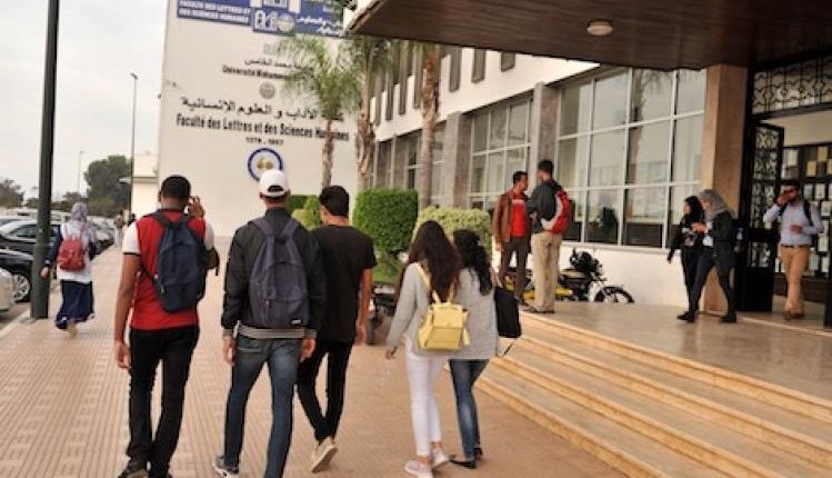 قرار يفرض على أُسر الطلبة الراغبين في المنحة الانخراط في السجل الاجتماعي وانتظار "تنقيطهم"