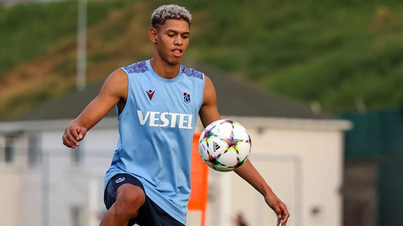  ترابزونسبور التركي يرغب في "إعارة" لحتيمي.. أندية اسطنبول في مفاوضات متقدمة لضم اللاعب‎ 