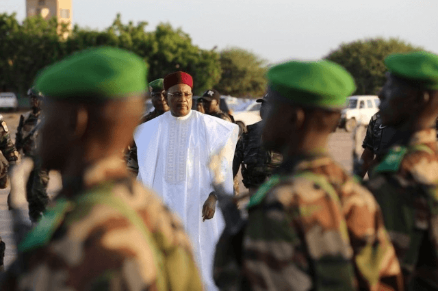  الحرس الرئاسي في النيجير يعتقل الرئيس وينفذ إنقلابا على السلطة 