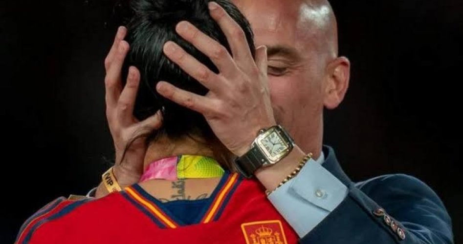  بسبب قبلة في فم نجمة المنتخب النسوي.. رئيس الاتحاد الإسباني لكرة القدم سيقدم استقالته 