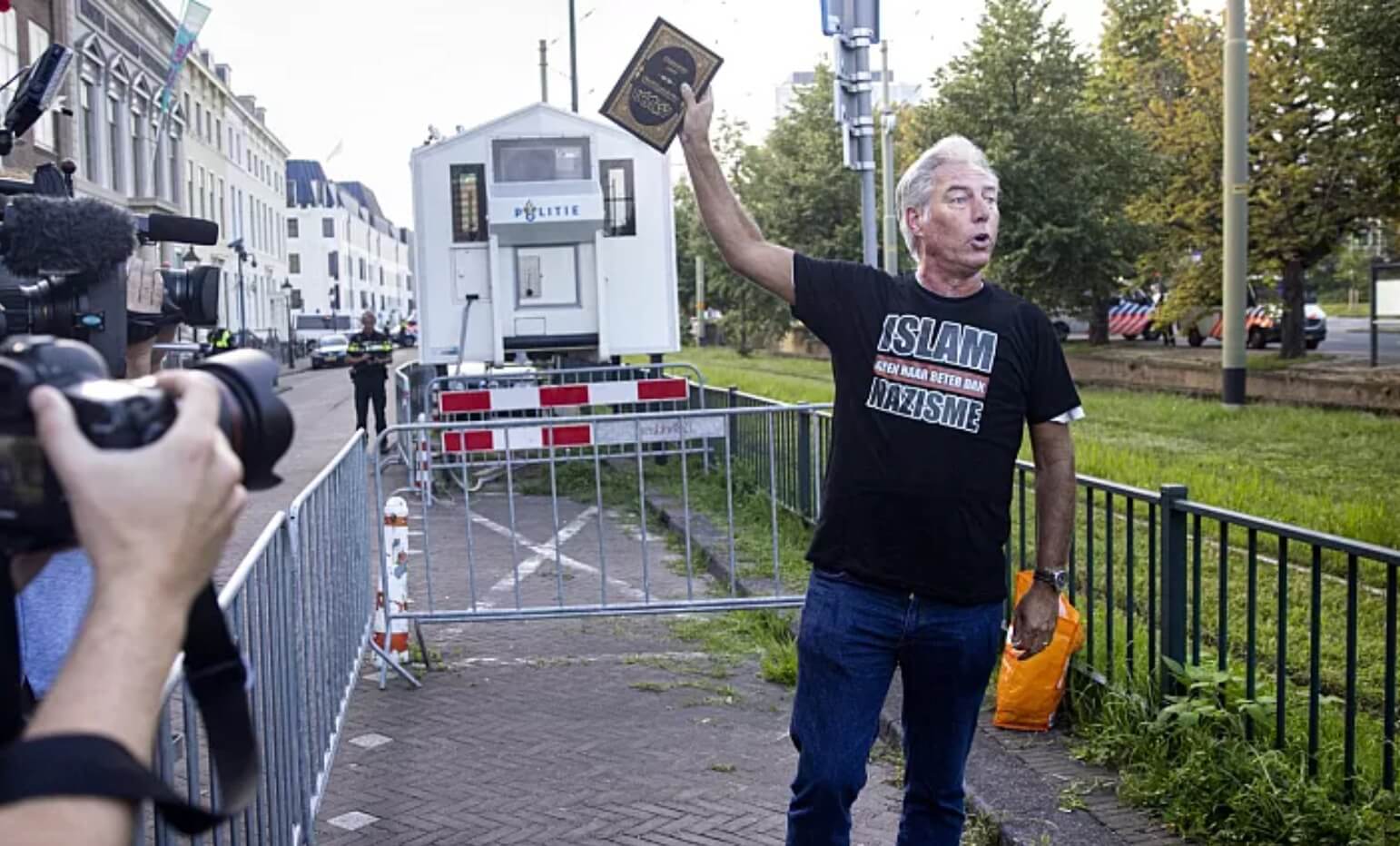  متطرفون يمزقون نسخة من القرآن أمام السفارة التركية في هولندا 