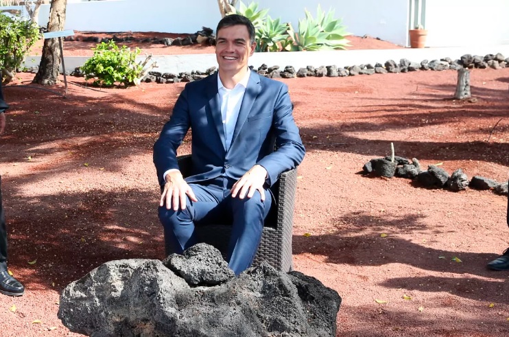 سانشيز يعود إلى إسبانيا بعد عدة أيام قضاها في المغرب وينتظر ما ستسفر عنه مساعي الحزب الشعبي بشأن تشكيل الحكومة