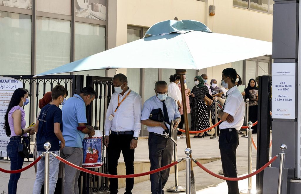 مواطنون ينتظرون لأيام في طوابير تحت أشعة الشمس بسبب تأخر شركات "الفيزا" في معالجة الملفات