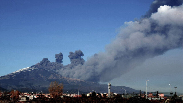 ثوران بركان "إتنا" بإيطاليا يغلق مطار كاتانيا بصقلية