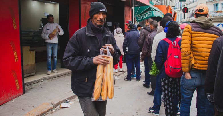 أزمة المواد الغذائية في تونس.. تضارب في بيع الخبز وفشل اقتصادي لقيس سعيد والدولة أصبحت عاجزة أمام المضاربين
