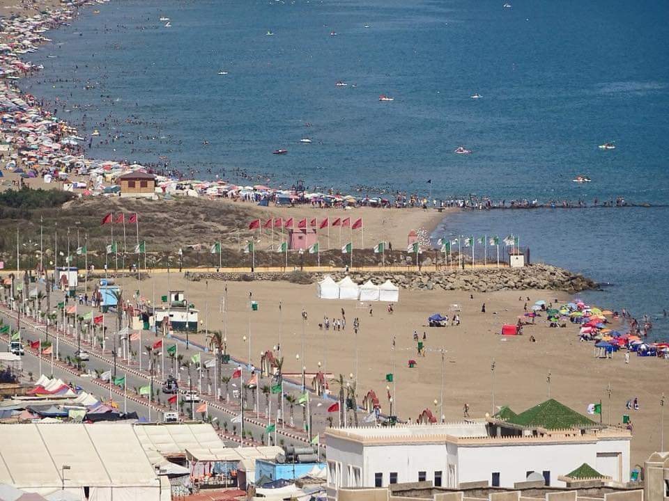  الحكومة البريطانية توصي مواطنيها السياح بالبقاء داخل المياه المغربية وتحذرهم من رصاص الجيش الجزائري عند الاقتراب من الحدود 