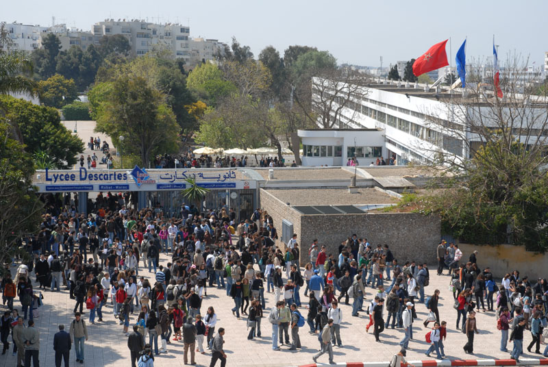 مدارس البعثات الفرنسية بالمغرب تمنع التلاميذ من دخول أقسامها ممن يرتدون العباية أو قمصان طويلة.. ووزير التربية الفرنسي: "لن نسمح بنوع من التبشير في مدارسنا"