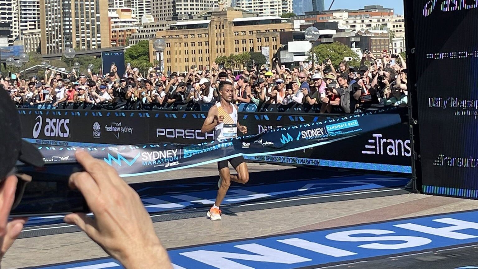  العداء المغربي عثمان الكومري يتوج بلقب ماراطون سيدني الدولي 