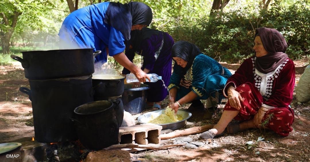  زلزال الحوز.. نساء قرى ورزازات، خلية نحل تشتغل بكل تفان ونكران ذات لتأمين وجبات غذائية للمتضررين بشكل جماعي 