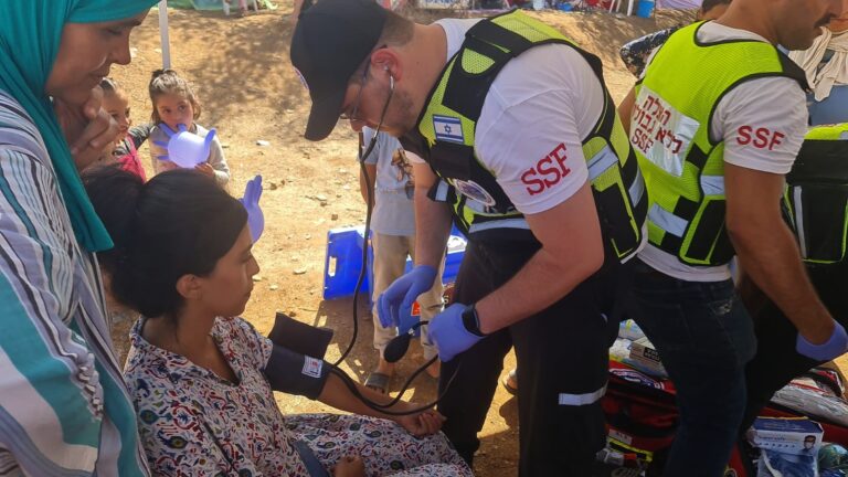  إسرائيليون يشاركون في أعمال الإغاثة حاملين علم بلدهم رغم عدم موافقة المغرب على عرض المساعدة المقترح من تل أبيب 