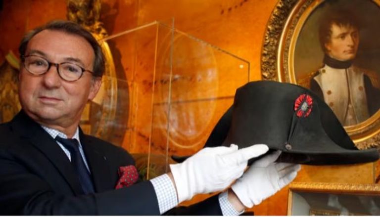  مزاد في باريس لبيع قبعة نابليون بونابارت 