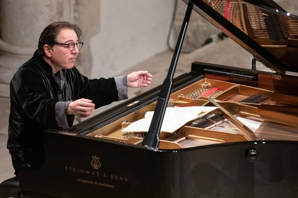 بعد انتقاده إسرائيل.. السلطات السويسرية تلغي حفلًا لعازف البيانو التركي فاضل ساي