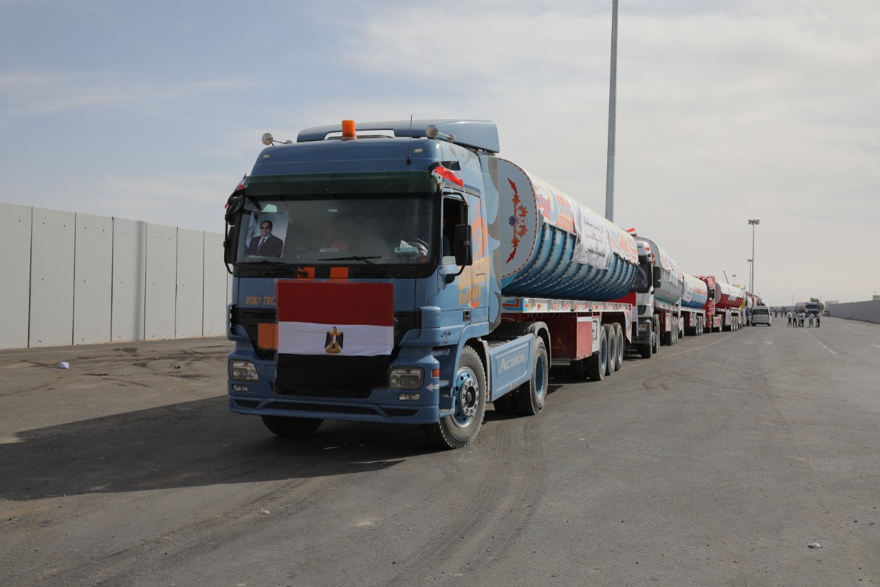 إسرائيل تهدد مصر بقصف أي شاحنة مساعدات تنقل إمدادات أو مساعدات إلى قطاع غزة