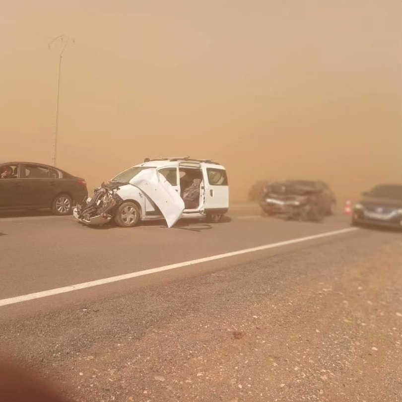 عاصفة من الغبار وسرعة رياح فاقت 95 كلم في الساعة تسببت في تعطيل مطار محمد الخامس وتحويل رحلة "الإماراتية" إلى مدريد وحوادث بالطرق السيارة (صور)