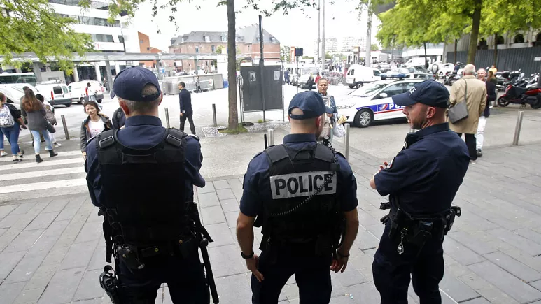 مقتل مدرّس وإصابة شخصين آخرين في عملية طعن بإحدى المدارس الثانوية من طرف شخص من أصول شيشانية