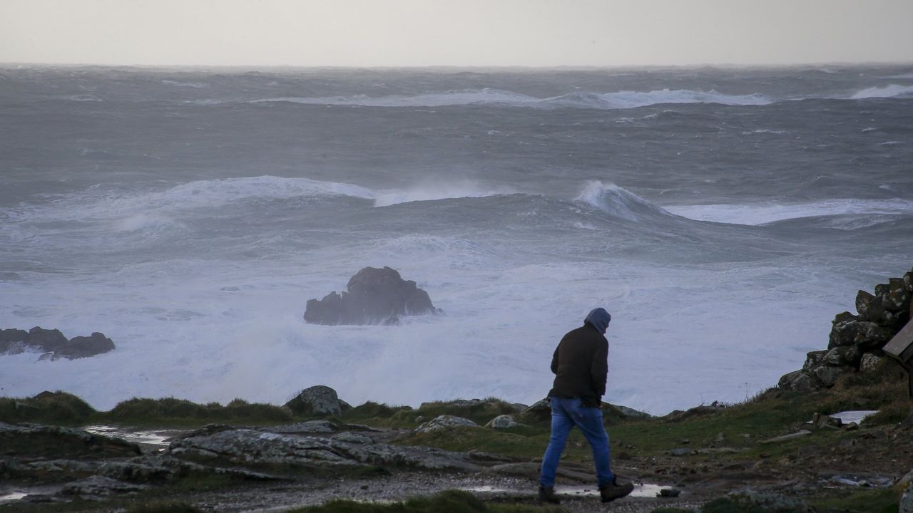  البحرية الإسبانية تُنقذ عددا من المهاجرين الجزائريين استغلوا عاصفة "آلين" للتسلل إلى سبتة بشكل جماعي 