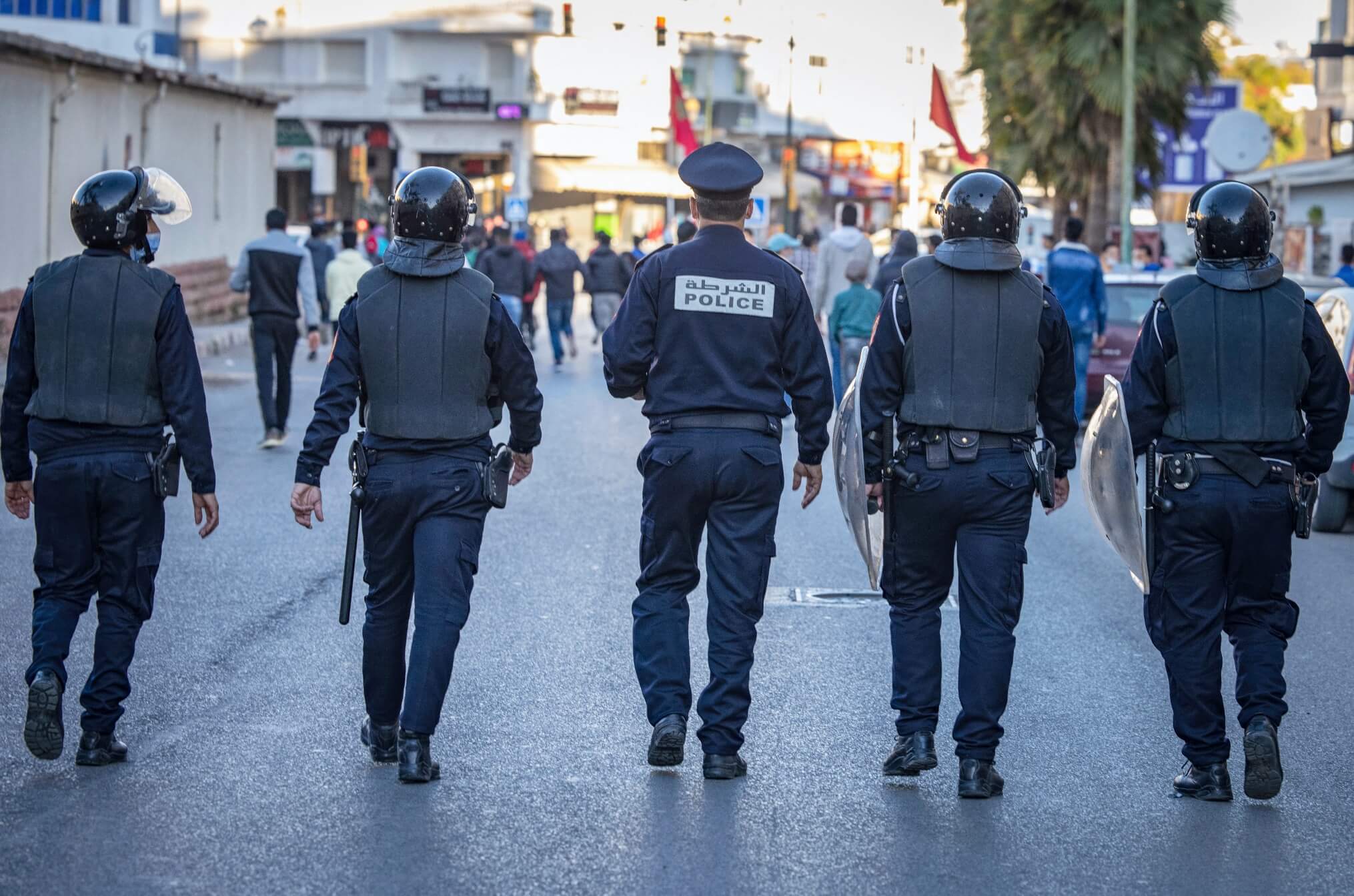  المواجهة الأصعب بين الحكومة وقطاع التعليم: قوات الأمن تحاصر مسيرة الرباط وتمنع المحتجين من الوصول إلى البرلمان 