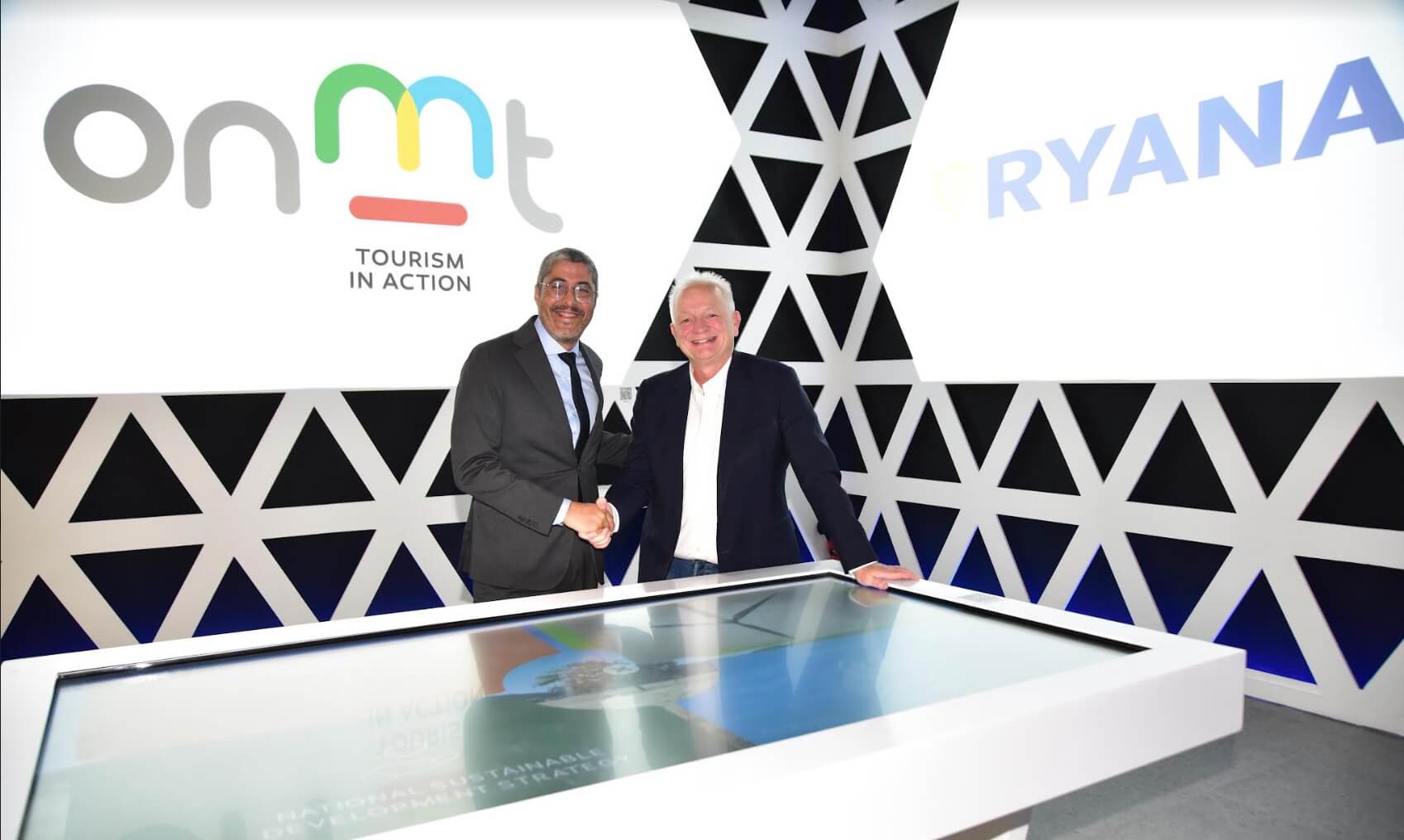 المكتب الوطني المغربي للسياحة يتفق مع شركة "رايان إير" على فتح 15 خطا جويا دوليا في اتجاه كل من أكادير، الصويرة، ورزازات، الرباط ومراكش