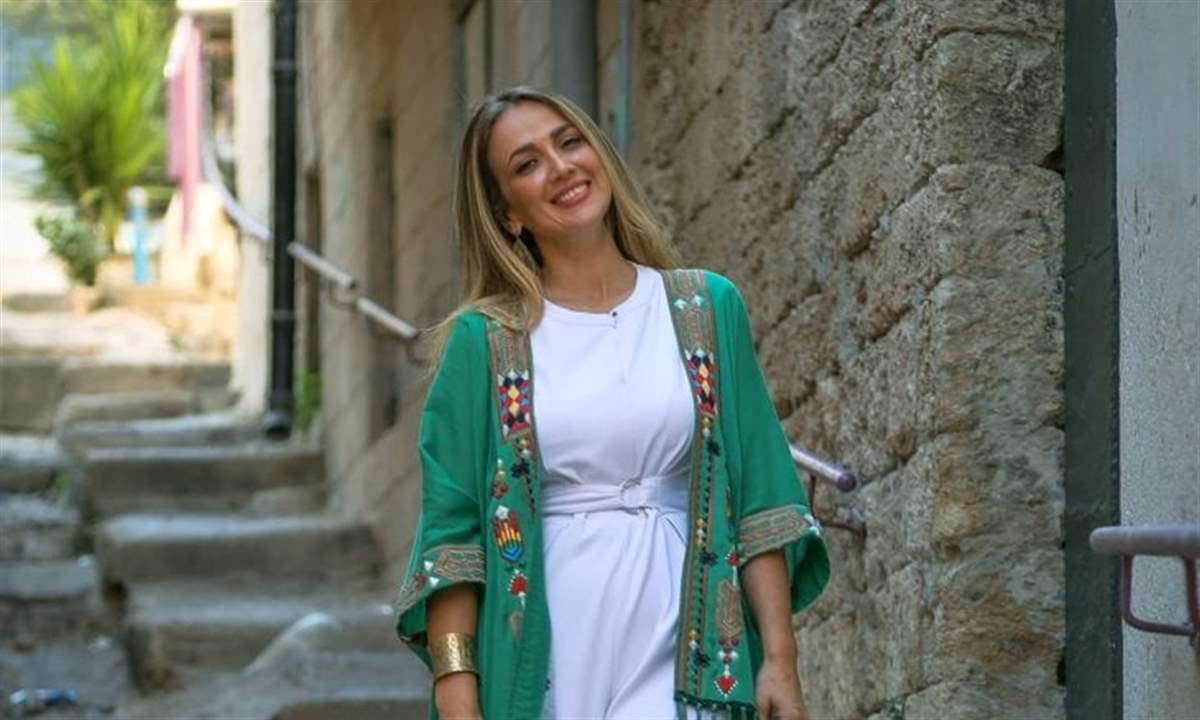  بعد نشرها "لا غالب إلا الله".. الشرطة الإسرائيلية تعتقل الفنانة الفلسطينية دلال أبو آمنة 