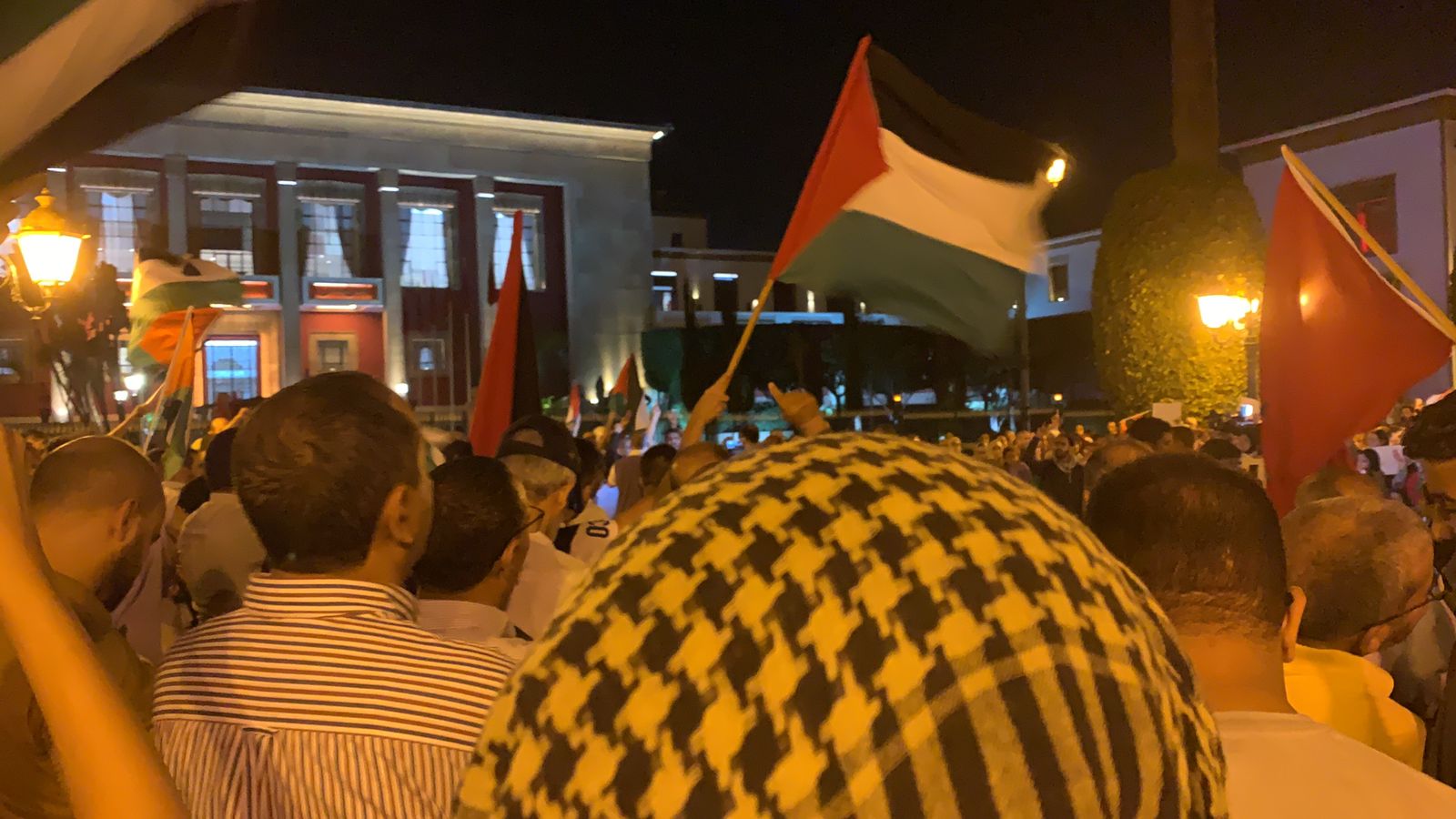 العشرات يحتجون في العاصمة المغربية الرباط منددين بمجزرة إسرائيل التي أودت بأزيد 500 فلسطيني