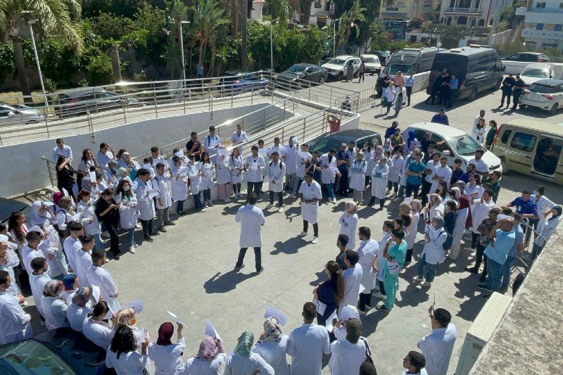 أطباء المغرب يحملون الشارات السوداء وينظمون وقفات بمستشفيات المملكة احتجاجا على استهداف زملائهم في غزة