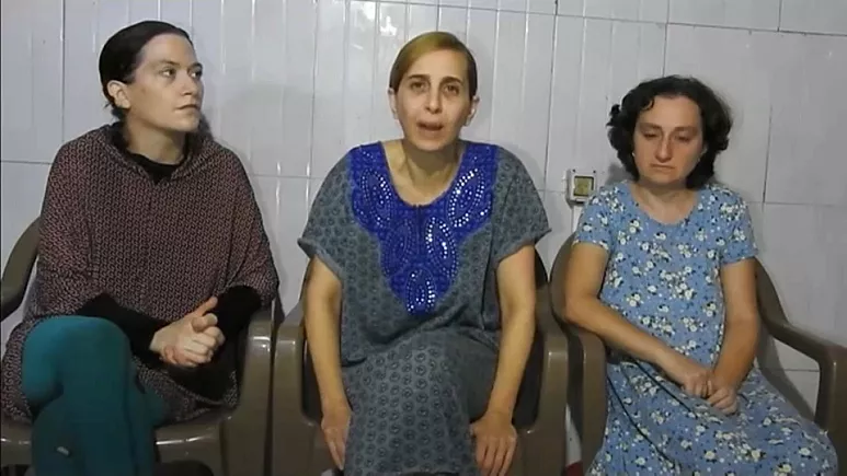  حماس تنشر فيديو لثلاث إسرائيليات قالت إنهن من الرهائن ينتقدن نتنياهو ويطالبنه بالعمل على إطلاق سراحهن 