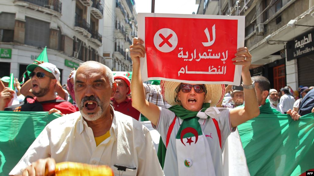  خوفا من تحويل التضامن مع فلسطين إلى احتجاج على النظام العسكري الحاكم.. الجزائر تجمّد المنافسات الرياضية بداعي "الاحتجاج على إسرائيل"! 