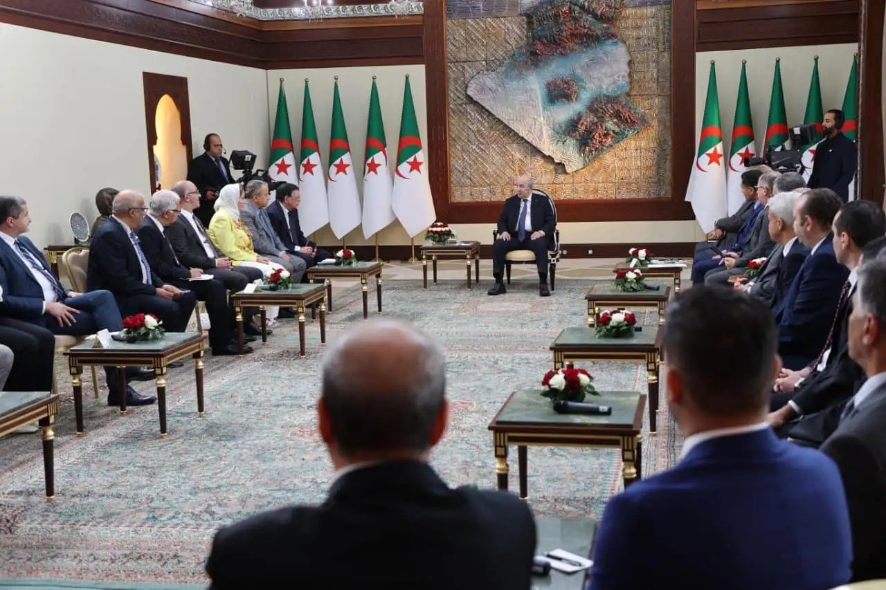 السلطات الجزائرية تُوقف بث مقابلة من 4 ساعات فقد فيها تبون السيطرة على أعصابه وهاجم فيها مصر والإمارات والبريكس والأمم المتحدة