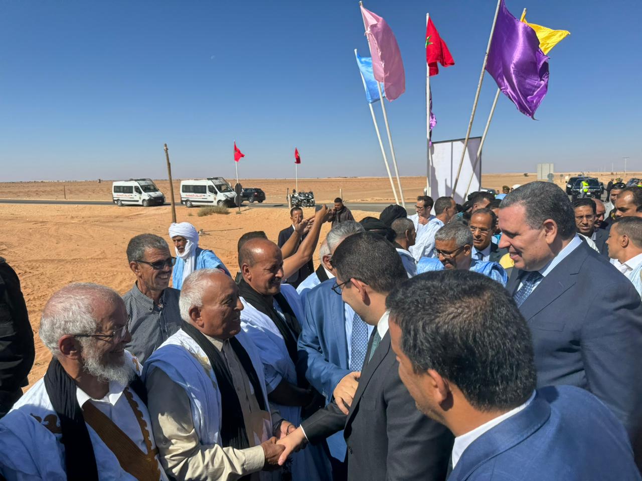 على بعد كيلومترات من معقل البوليساريو.. وزير الثقافة المغربي يطلق مشاريع بأكثر من 30 مليون دولار بجماعة المحبس الحدودية