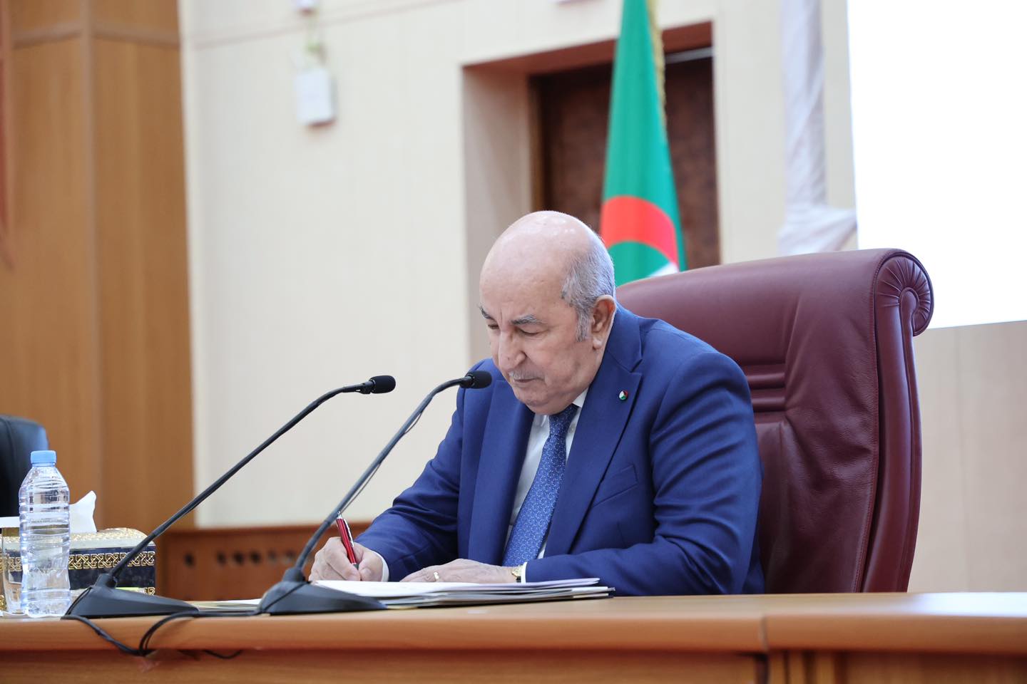 دون الكشف عن الأسباب.. قرار مفاجئ من تبون بإنهاء مهام الوزير الأول