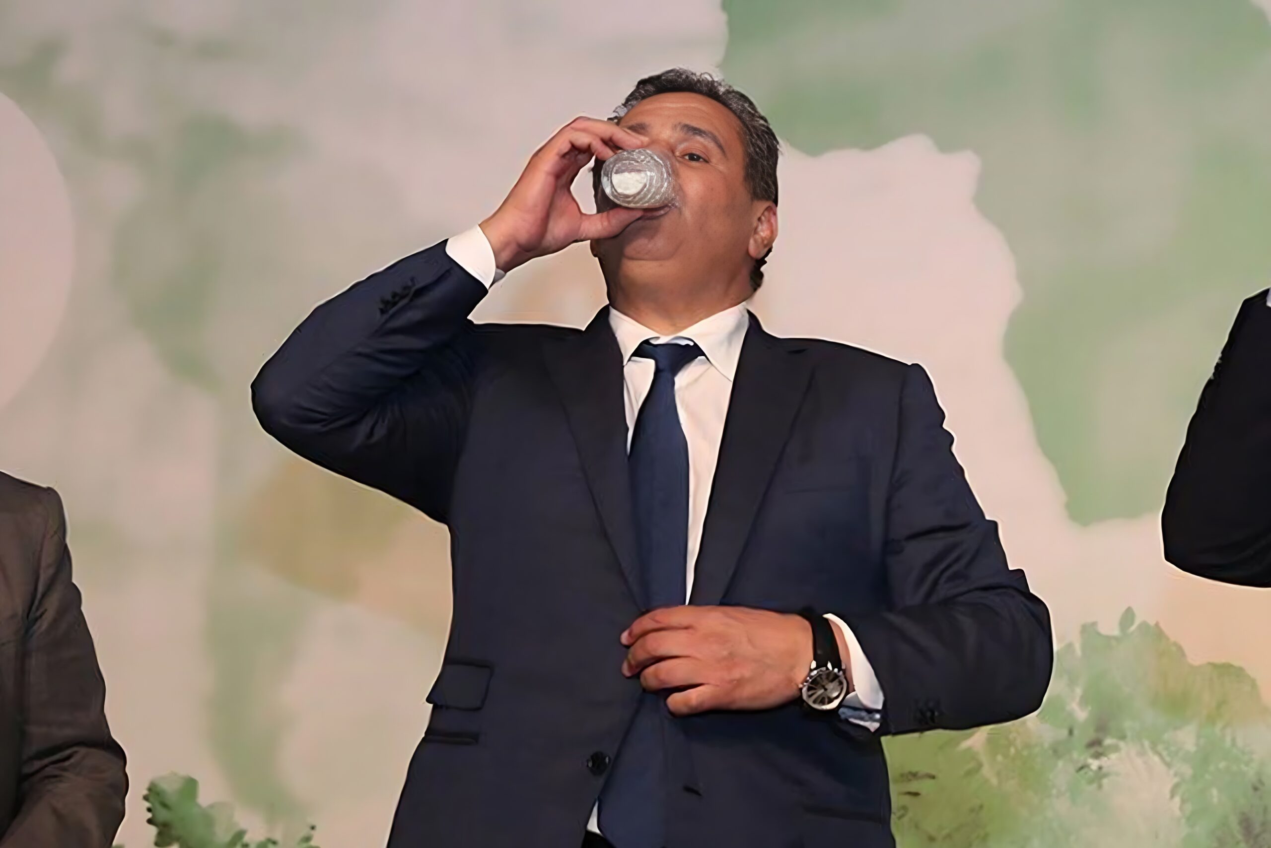 متجاهلا وقوعه في تنازع المصالح.. أخنوش يضيف مياه المغاربة إلى قائمة شركاته بعد الأوكسيجين والمحروقات