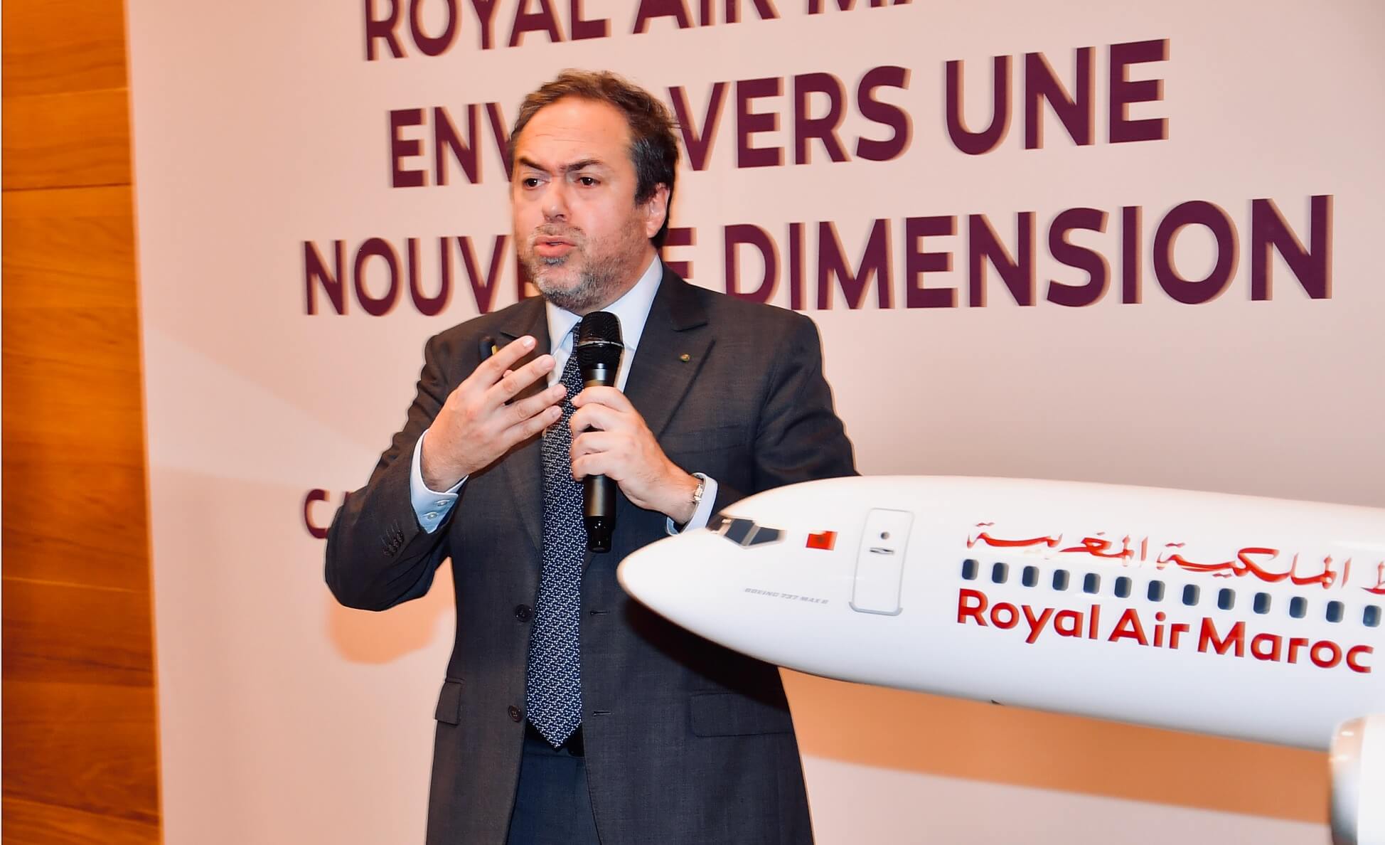  المدير العام للخطوط الملكية المغربية يعيد توظيف ربابنة بعقود جديدة بعد أن طردهم وحصلوا على تعويضات بـ 650 مليون سنتيم 