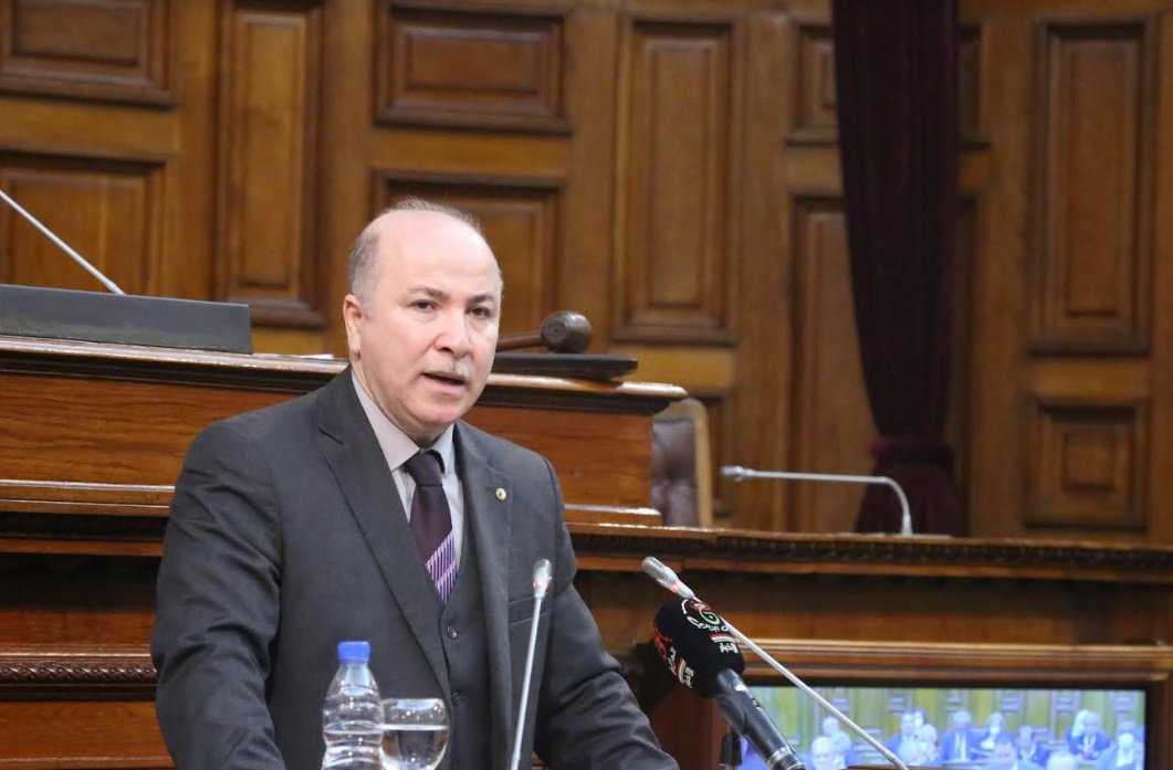 الوزير الأول الجزائري اعترفَ بوجود أزمة في توفير العدس والفاصولياء واللحوم فأقاله تبون رغم تجديد البرلمان الثقة فيه