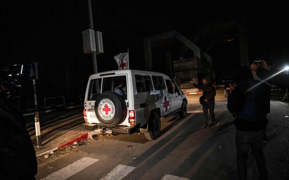 الجيش الإسرائيلي يعلن تسلمه الدفعة الثالثة من الأسرى المفرج عنهم