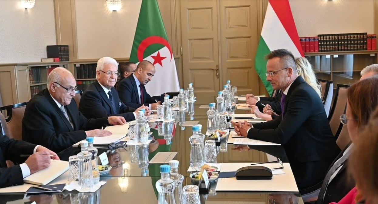 تحركات الجزائر الأخيرة لم تقنعها.. هنغاريا تُجدد دعمها لمقترح الحكم الذاتي المغربي لحل نزاع الصحراء بعد زيارة أحمد عطاف